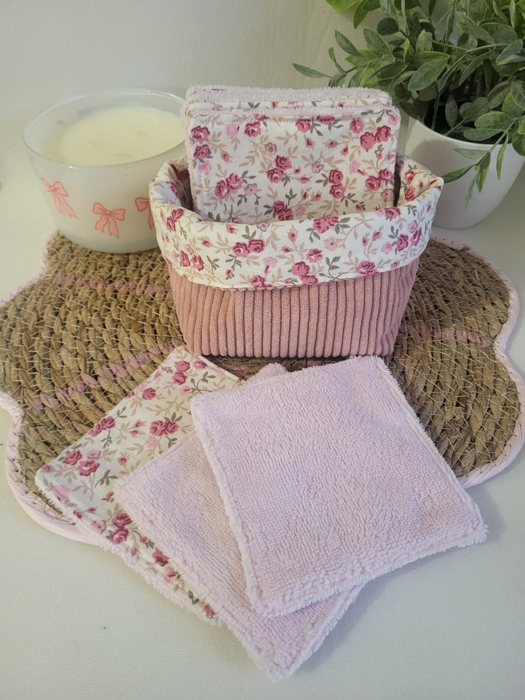 panière en velours rose + 10 lingettes démaquillantes lavables en bambou écru.
