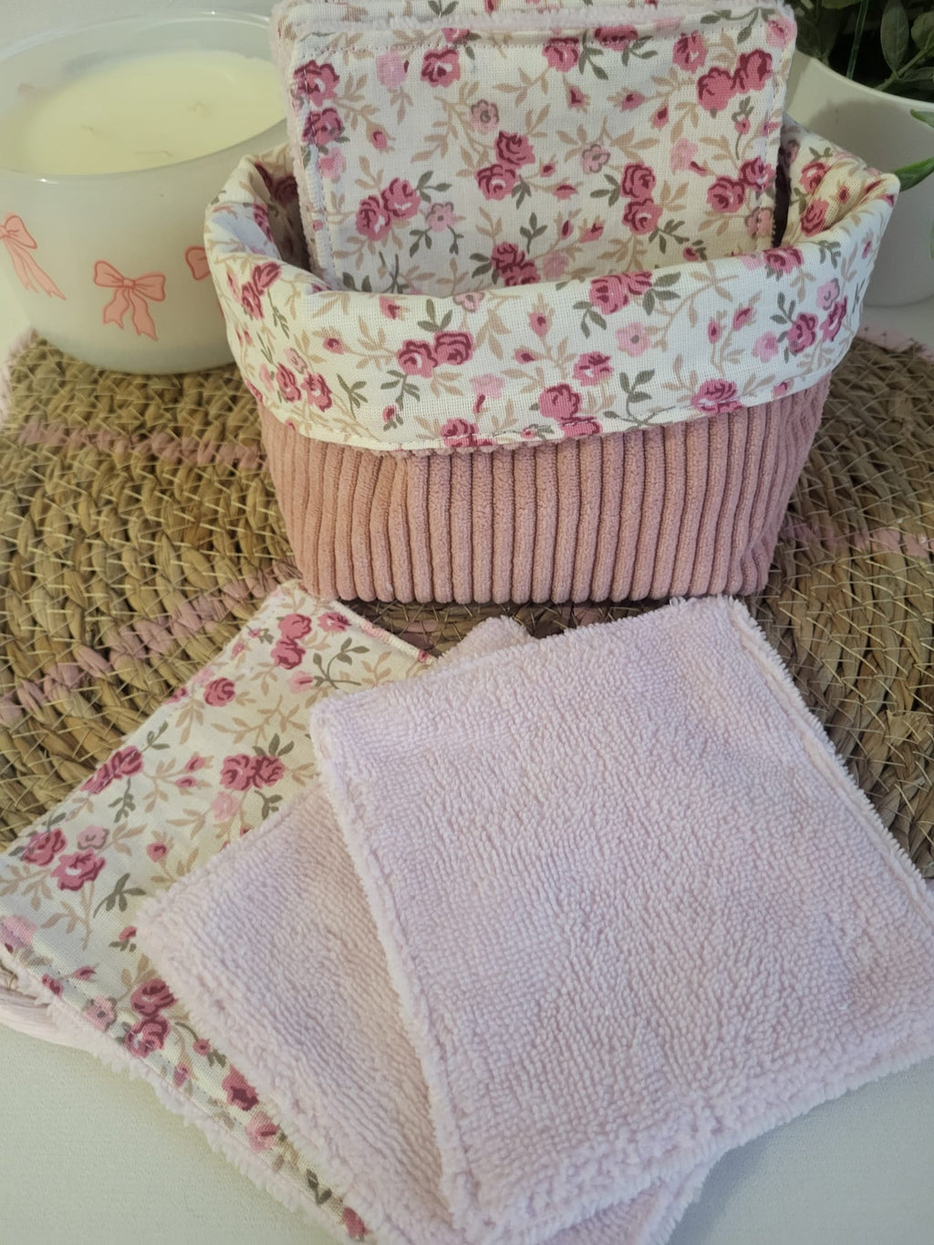 panière en velours rose + 10 lingettes démaquillantes lavables en bambou écru.