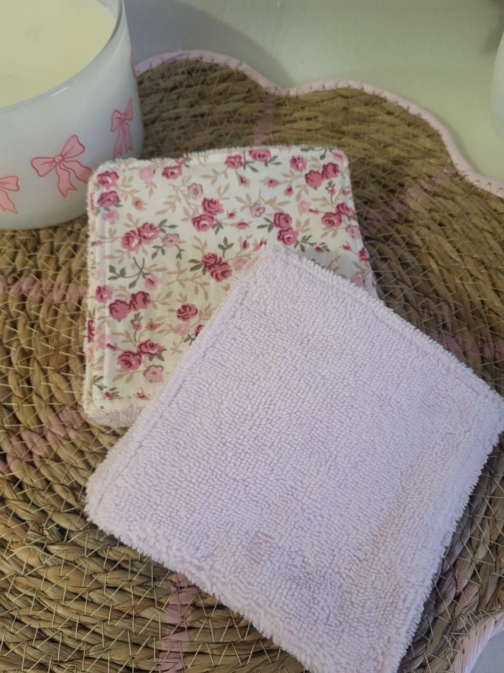 panière en velours rose + 10 lingettes démaquillantes lavables en bambou écru.