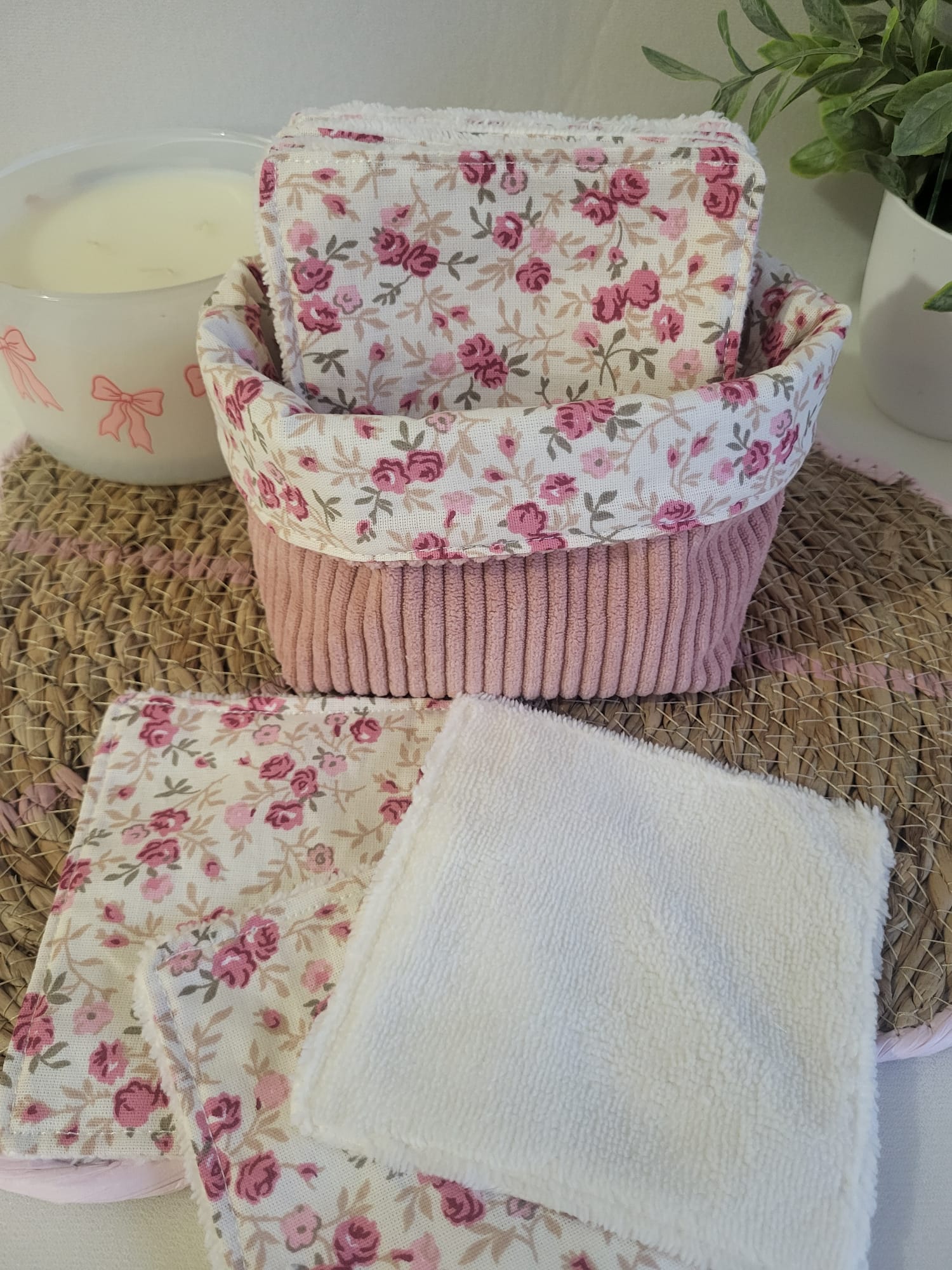 panière en velours rose + 10 lingettes démaquillantes lavables en bambou écru.