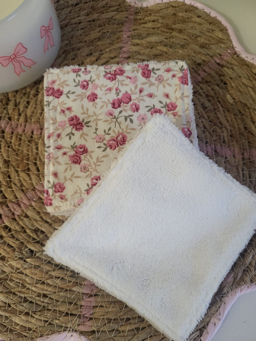 panière en velours rose + 10 lingettes démaquillantes lavables en bambou écru.